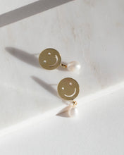Load image into Gallery viewer, Smiley Face Earrings