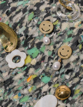Load image into Gallery viewer, Smiley Face Earrings